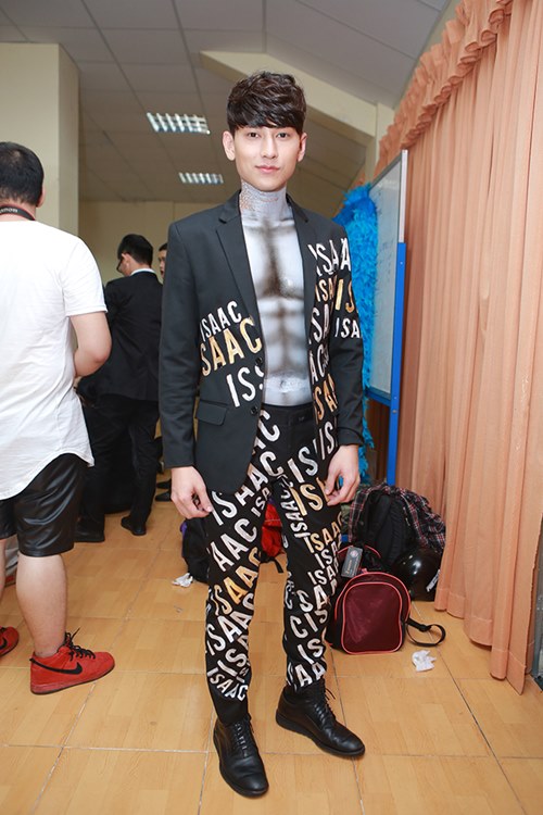 Hồ Ngọc Hà tháo giầy nhún nhảy trên ghế quot;nóngquot; - 12