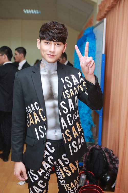 Hồ Ngọc Hà tháo giầy nhún nhảy trên ghế quot;nóngquot; - 13