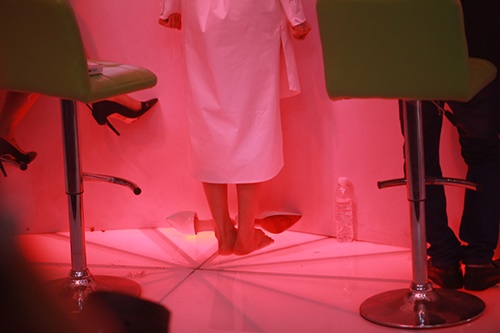 Hồ Ngọc Hà tháo giầy nhún nhảy trên ghế quot;nóngquot; - 5