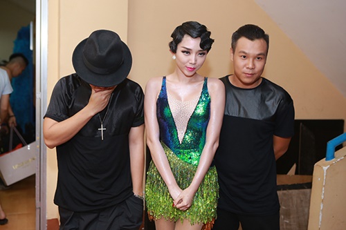 Hồ Ngọc Hà tháo giầy nhún nhảy trên ghế quot;nóngquot; - 7