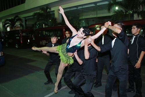 Hồ Ngọc Hà tháo giầy nhún nhảy trên ghế quot;nóngquot; - 8