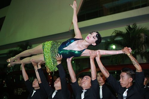 Hồ Ngọc Hà tháo giầy nhún nhảy trên ghế quot;nóngquot; - 9