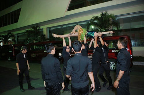 Hồ Ngọc Hà tháo giầy nhún nhảy trên ghế quot;nóngquot; - 10