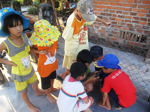 Người làng ồ ạt bỏ xứ - 2