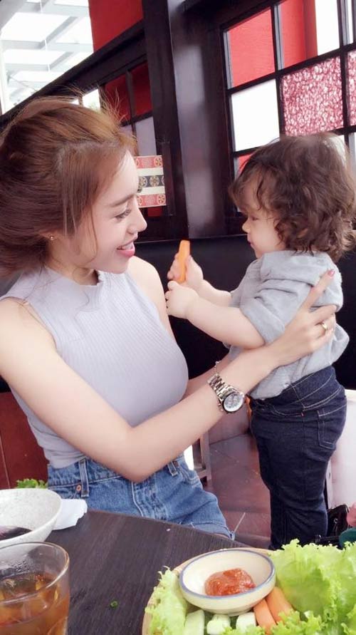 Maya đưa con gái đi chơi cùng bạn bè - 6