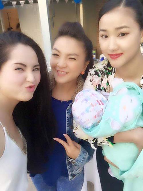 Maya đưa con gái đi chơi cùng bạn bè - 1