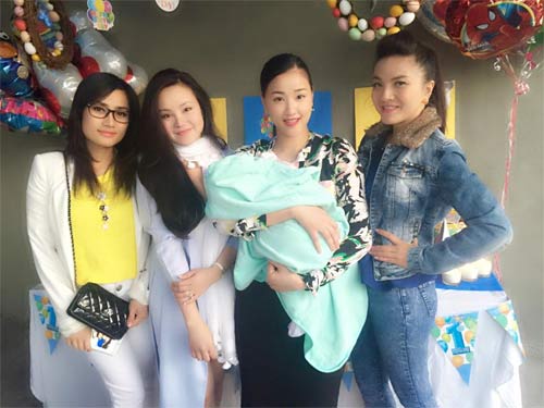Maya đưa con gái đi chơi cùng bạn bè - 3