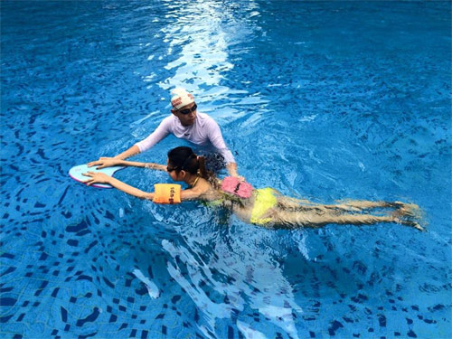 Phan Hiển “hộ tống” Khánh Thi đi xem phim - 20