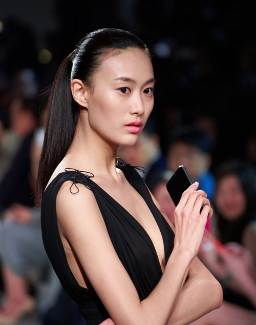 4 cách tạo kiểu tóc đẹp như người mẫu - 1