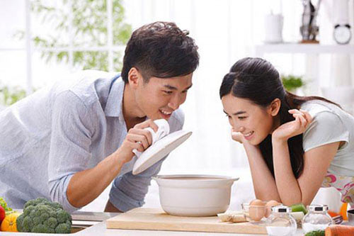 Cánh mày râu tự tay vào bếp nẫu bữa tối tại nhà