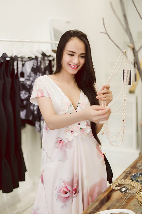 HH Diễm Hương đẹp mặn mà sau khi sinh con - 6