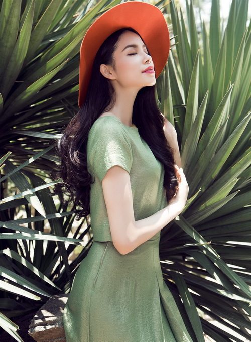 Phạm Hương đẹp xao xuyến dưới nắng hè - 13