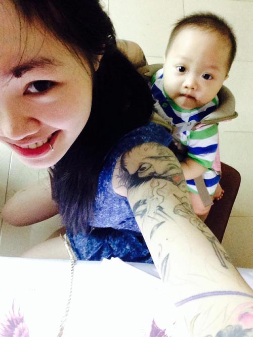 Bà mẹ xăm kín lưng trải lòng về chuyện quot;bỉm sữa nuôi conquot; - 9