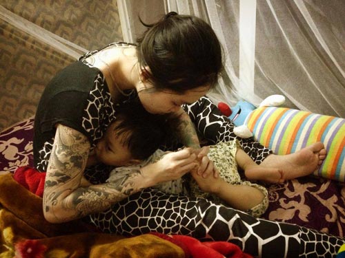 Bà mẹ xăm kín lưng trải lòng về chuyện quot;bỉm sữa nuôi conquot; - 4