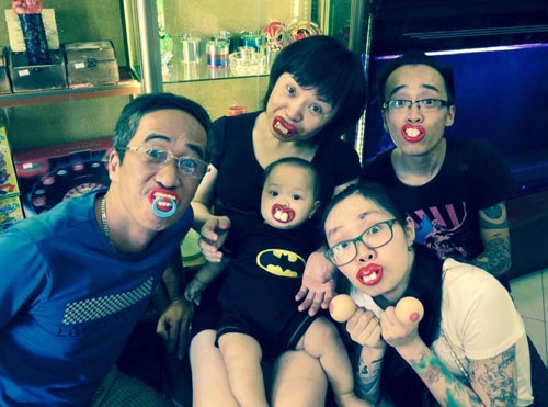 Bà mẹ xăm kín lưng trải lòng về chuyện quot;bỉm sữa nuôi conquot; - 3