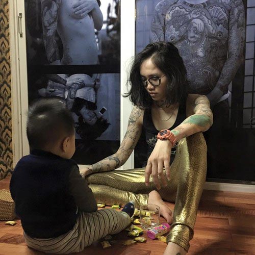 Bà mẹ xăm kín lưng trải lòng về chuyện quot;bỉm sữa nuôi conquot; - 11