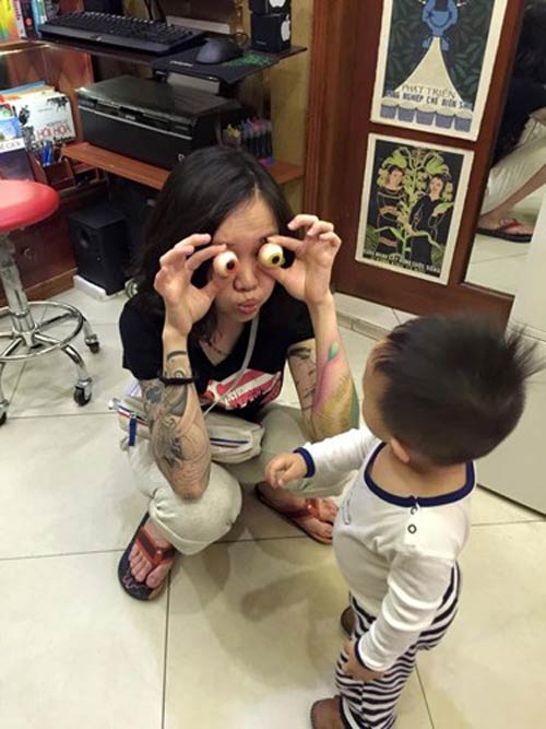 Bà mẹ xăm kín lưng trải lòng về chuyện quot;bỉm sữa nuôi conquot; - 12