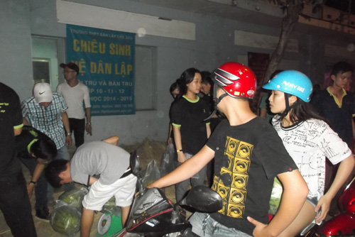 TP.HCM: Hơn 10 tấn dưa vùng lũ bán “sạch” trong 1 ngày - 2