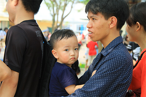 #039;Biển người#039; trèo rào vào công viên nước tắm miễn phí - 9