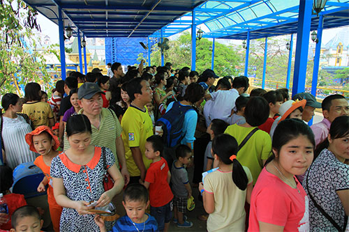 #039;Biển người#039; trèo rào vào công viên nước tắm miễn phí - 8