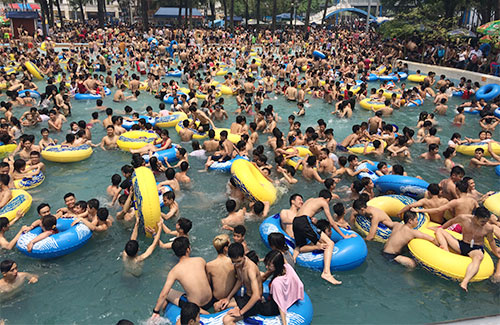 #039;Biển người#039; trèo rào vào công viên nước tắm miễn phí - 3