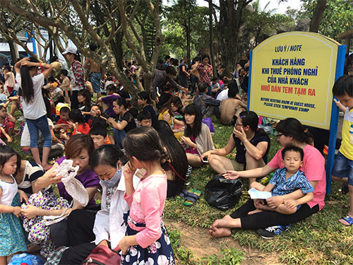 #039;Biển người#039; trèo rào vào công viên nước tắm miễn phí - 11
