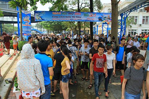 #039;Biển người#039; trèo rào vào công viên nước tắm miễn phí - 1