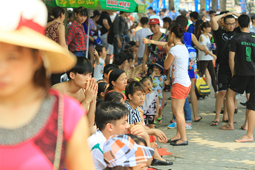 #039;Biển người#039; trèo rào vào công viên nước tắm miễn phí - 10