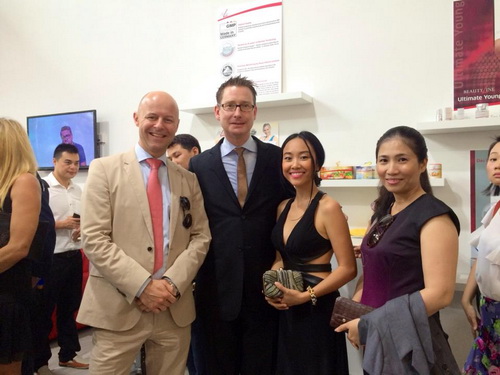 Đoan Trang quot;trốnquot; con gái sang Singapore mừng chồng - 3