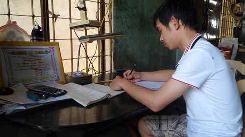 Cậu học trò mắc bệnh hiểm nghèo 16 năm vẫn học giỏi - 2