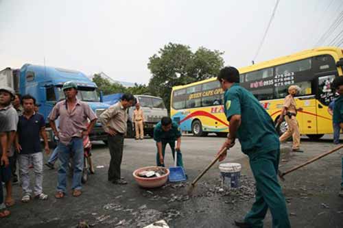 Phản đối ô nhiễm, dân đổ tôm hùm chết ra quốc lộ - 3