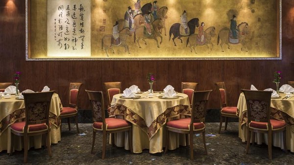 Báo Mỹ hết lời ca tụng khách sạn của nhà vợ Thanh Bùi - 16