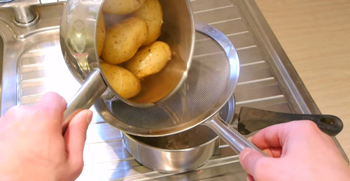 Cách tách vỏ khoai tây không cần gọt