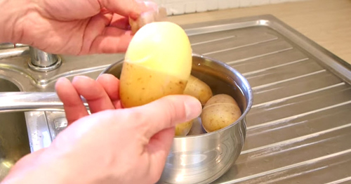 Cách tách vỏ khoai tây không cần gọt