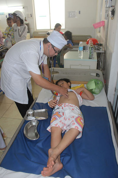 30 trẻ mầm non nhập viện nghi ngộ độc thực phẩm - 1