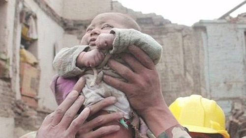 Bé 4 tháng sống sót kỳ diệu sau 22 tiếng chôn vùi ở nepal