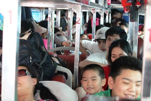 Xe khách nhồi 111 người dưới trời nắng 37 độ C - 1