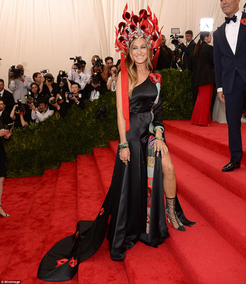 Những màn hóa trang ấn tượng của sao tại quot;Oscar thời trangquot; - 1