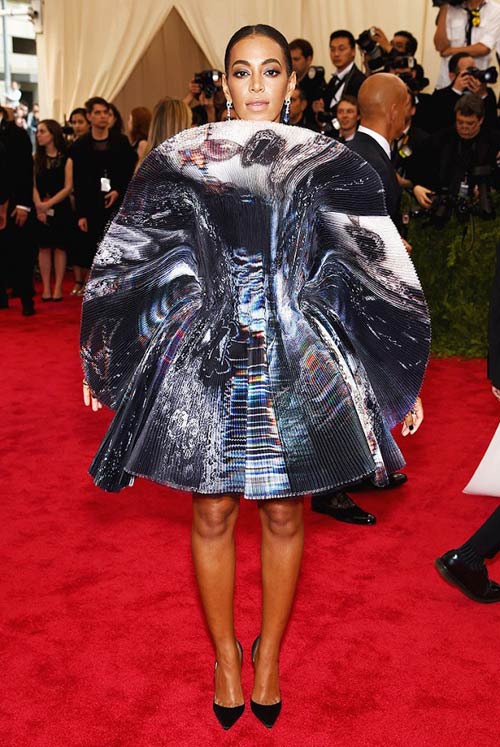 Những màn hóa trang ấn tượng của sao tại quot;Oscar thời trangquot; - 19