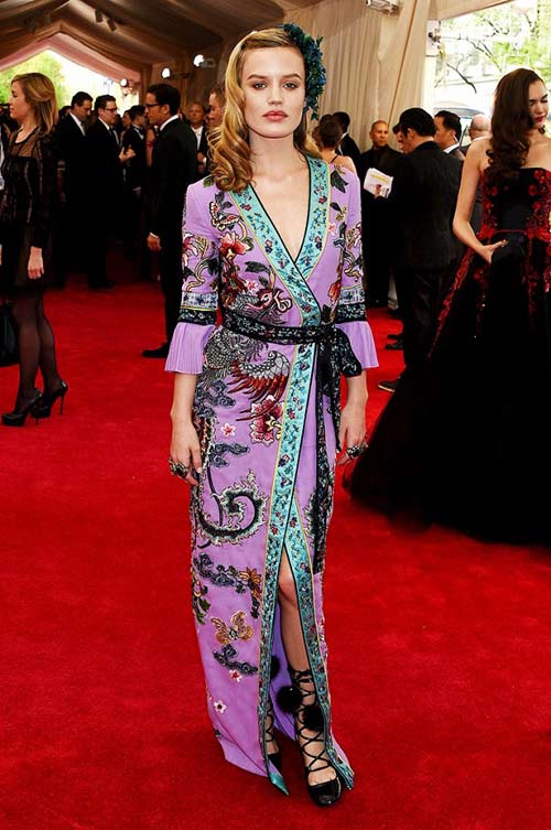 Những màn hóa trang ấn tượng của sao tại quot;Oscar thời trangquot; - 18