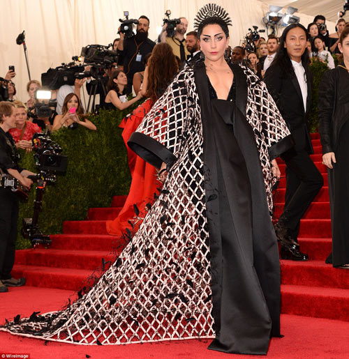 Những màn hóa trang ấn tượng của sao tại quot;Oscar thời trangquot; - 2