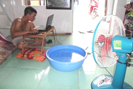 Người Sài Gòn chống chọi nắng nóng đỉnh điểm - 9