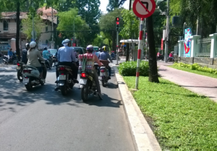 Người Sài Gòn chống chọi nắng nóng đỉnh điểm - 1