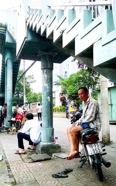 Người Sài Gòn chống chọi nắng nóng đỉnh điểm - 2