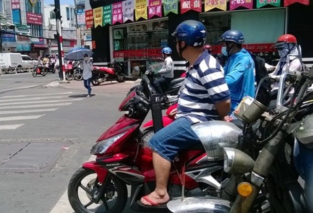 Người Sài Gòn chống chọi nắng nóng đỉnh điểm - 7