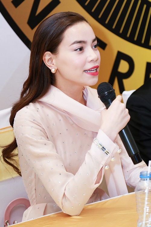 Hà Hồ rạng rỡ đọ sắc vóc cạnh HHHV Thế giới 2007 - 9