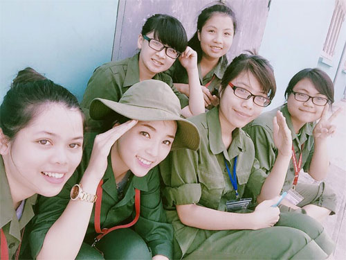 HH Kỳ Duyên đẹp hút hồn trong bộ quân phục - 2