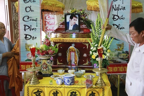 Người thân, đồng nghiệp khóc nghẹn trong tang lễ Duy Nhân - 1