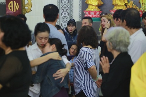 Người thân, đồng nghiệp khóc nghẹn trong tang lễ Duy Nhân - 2