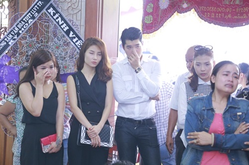 Người thân, đồng nghiệp khóc nghẹn trong tang lễ Duy Nhân - 9